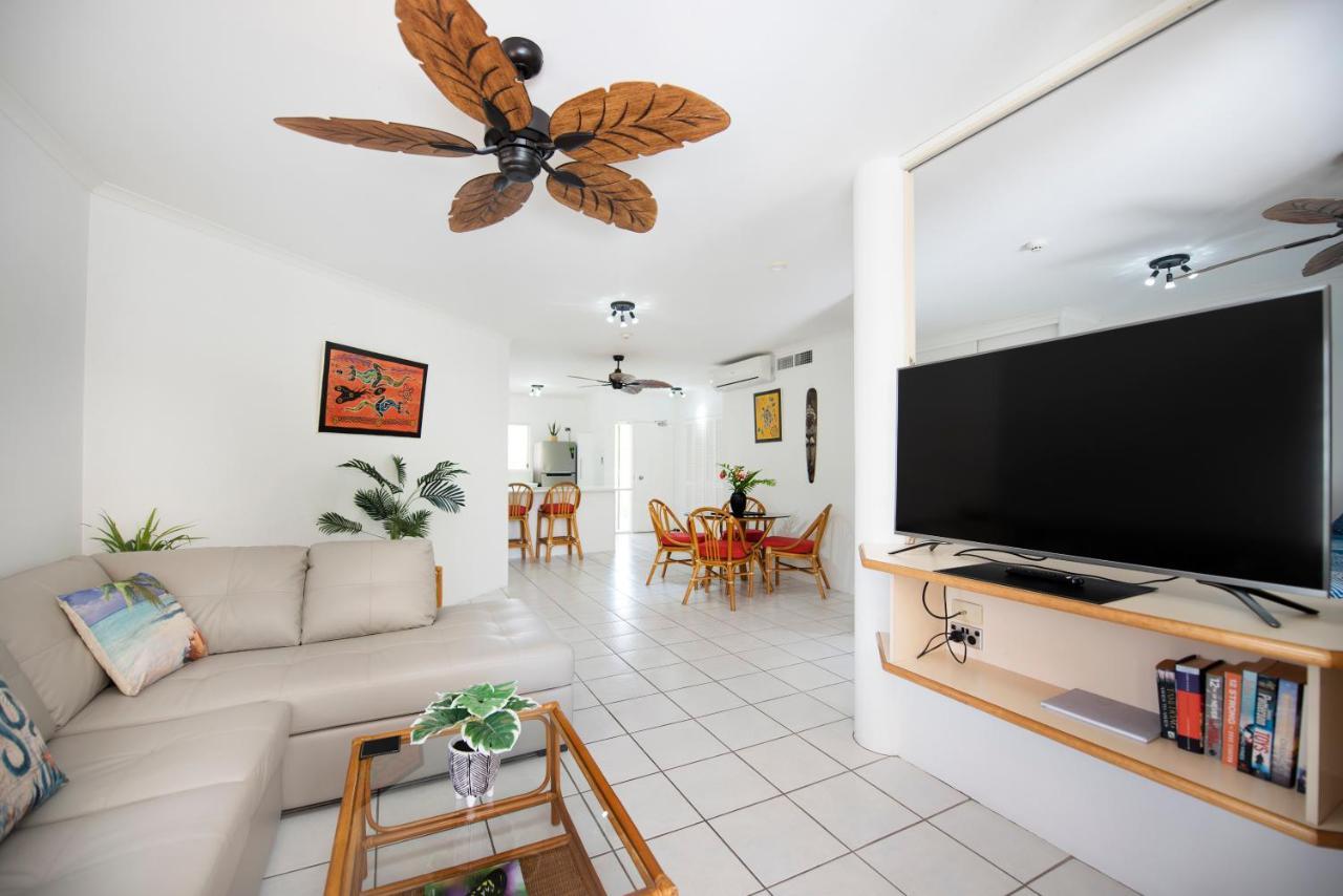 Golden Sands Beachfront Resort Yorkeys Knob Esterno foto