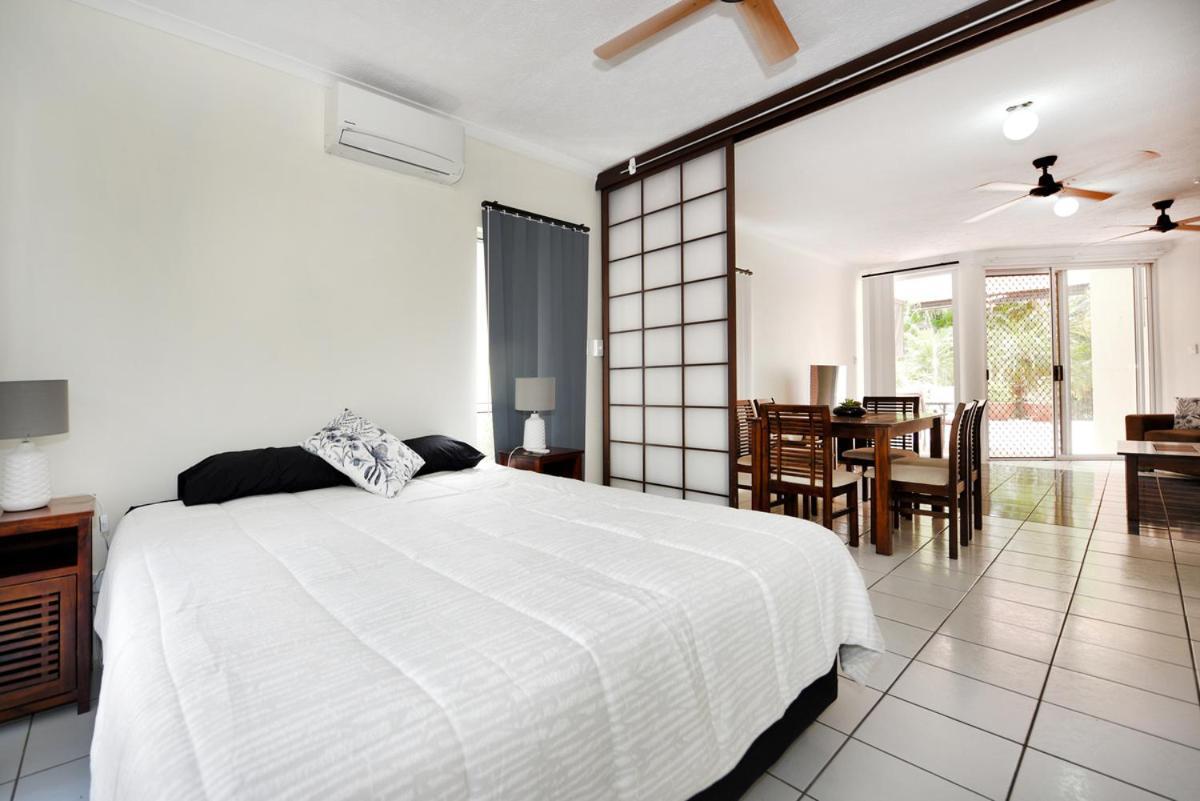 Golden Sands Beachfront Resort Yorkeys Knob Esterno foto