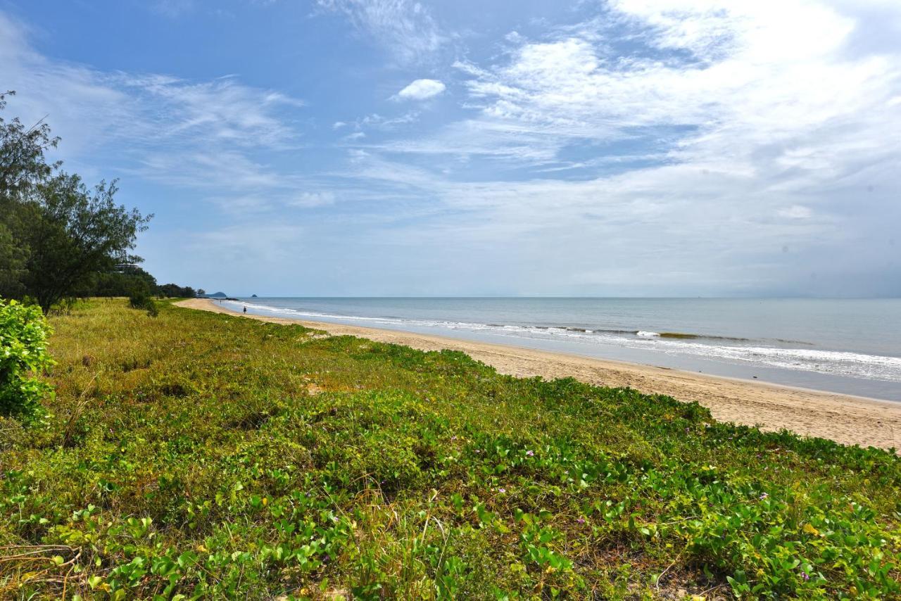 Golden Sands Beachfront Resort Yorkeys Knob Esterno foto